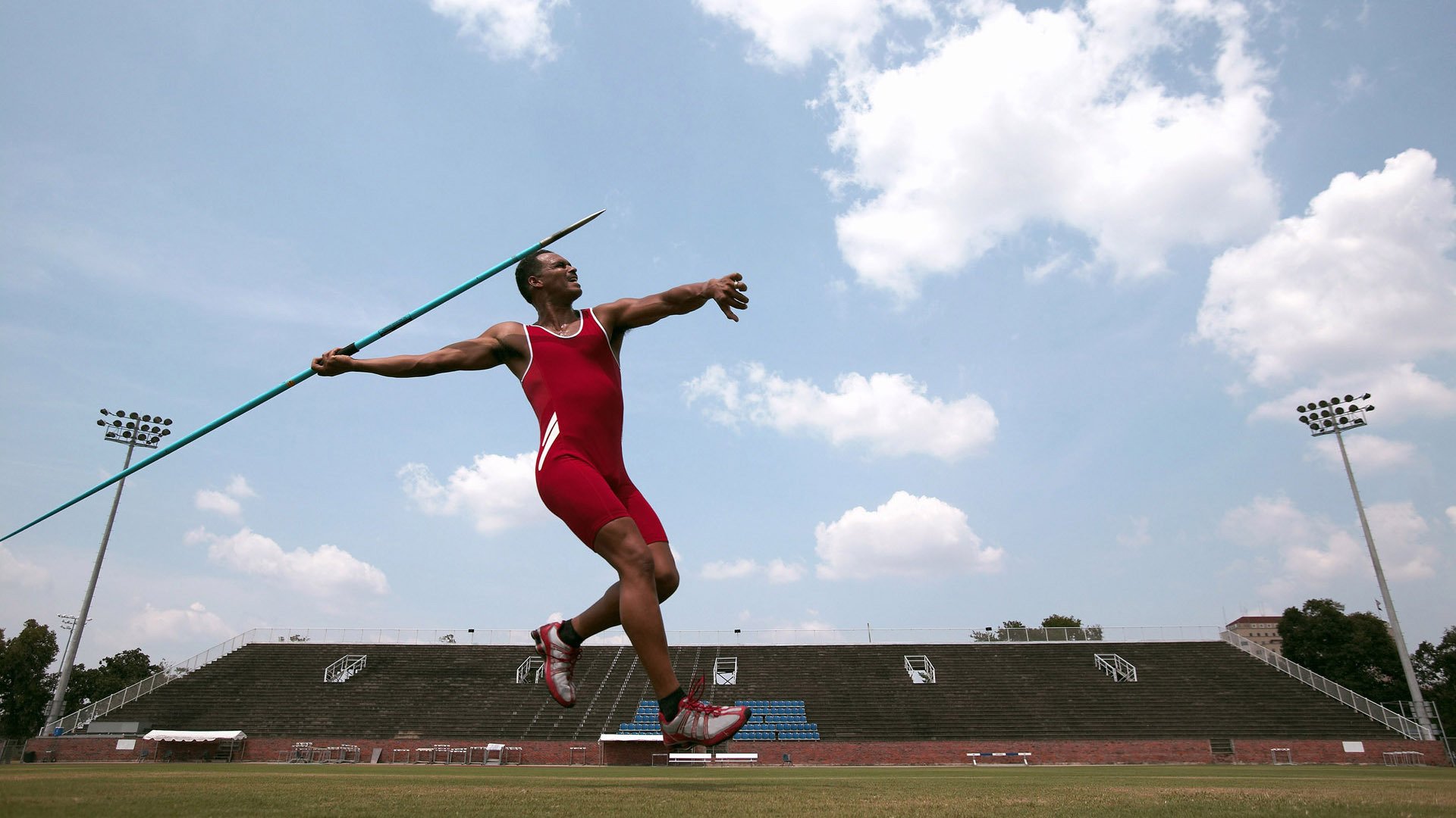 欧冠半决赛焦点战，雄鹿关键战突围猛龙，当欧洲足球的荣耀与北美篮球的狂野在命运天平上共振